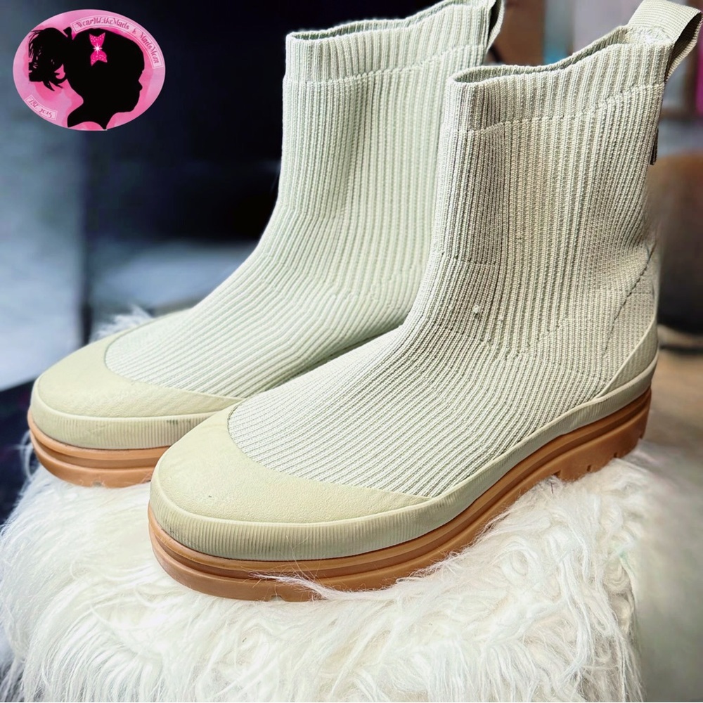 🧳 Everlane Ribbed Taupe Ankle Boots with Waterproof Soles